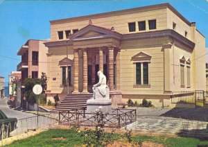 Zgrada knjižnice i kip Admantios Korais Europa
